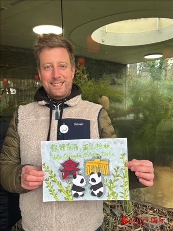 特別從法國(guó)趕來(lái)送別“夢(mèng)想”“夢(mèng)圓”的專業(yè)級(jí)熊貓粉絲 Pouille先生和此次征集的兒童作品。人民網(wǎng)記者 徐馨攝