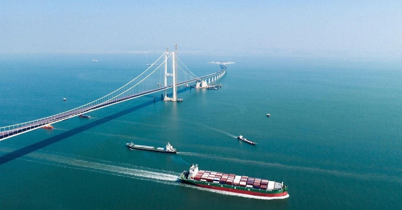 △2023年11月28日，國(guó)家重大工程深中通道海底沉管隧道貫通。