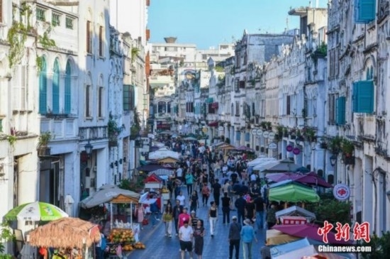 圖為?？隍T樓老街游客如織。 <a target='_blank' href='/' ><p align=