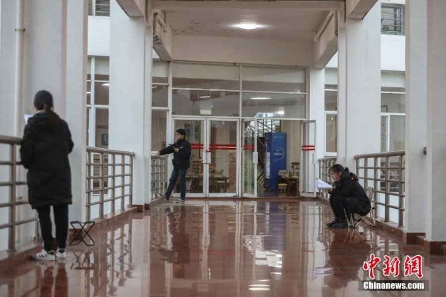 資料圖：幾位考研學生在南昌大學教學樓的天橋上復習備考。劉力鑫 攝