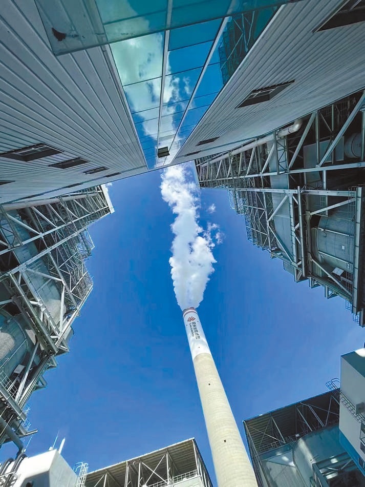  綠色低碳 近日，來自10余個國家的國際青年跟隨“世界青年能源行”活動走進國家能源集團江蘇泰州電廠。作為亞洲最大火電二氧化碳捕集、利用與封存項目，該項目每年可捕集消納二氧化碳50萬噸。 美國籍演員、主持人 史蒂文·韋德斯攝 “走在電廠里，體驗各種高科技，真切感受到中國在清潔能源方面發(fā)展迅速，許多技術走在了世界前列?！? /></p> <p style=