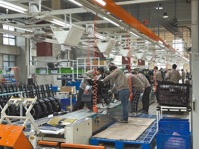  產業(yè)領跑 在長三角一體化發(fā)展格局下，新能源制造業(yè)通過產業(yè)集群協(xié)同發(fā)展，形成現(xiàn)代化產業(yè)體系。圖為位于江蘇常州市的比亞迪工廠內，工作人員正在組裝銷往非洲國家的電動摩托車。 拉丁美洲通訊社古巴籍攝影記者 朗尼·洛佩茲（中文名羅帥）攝