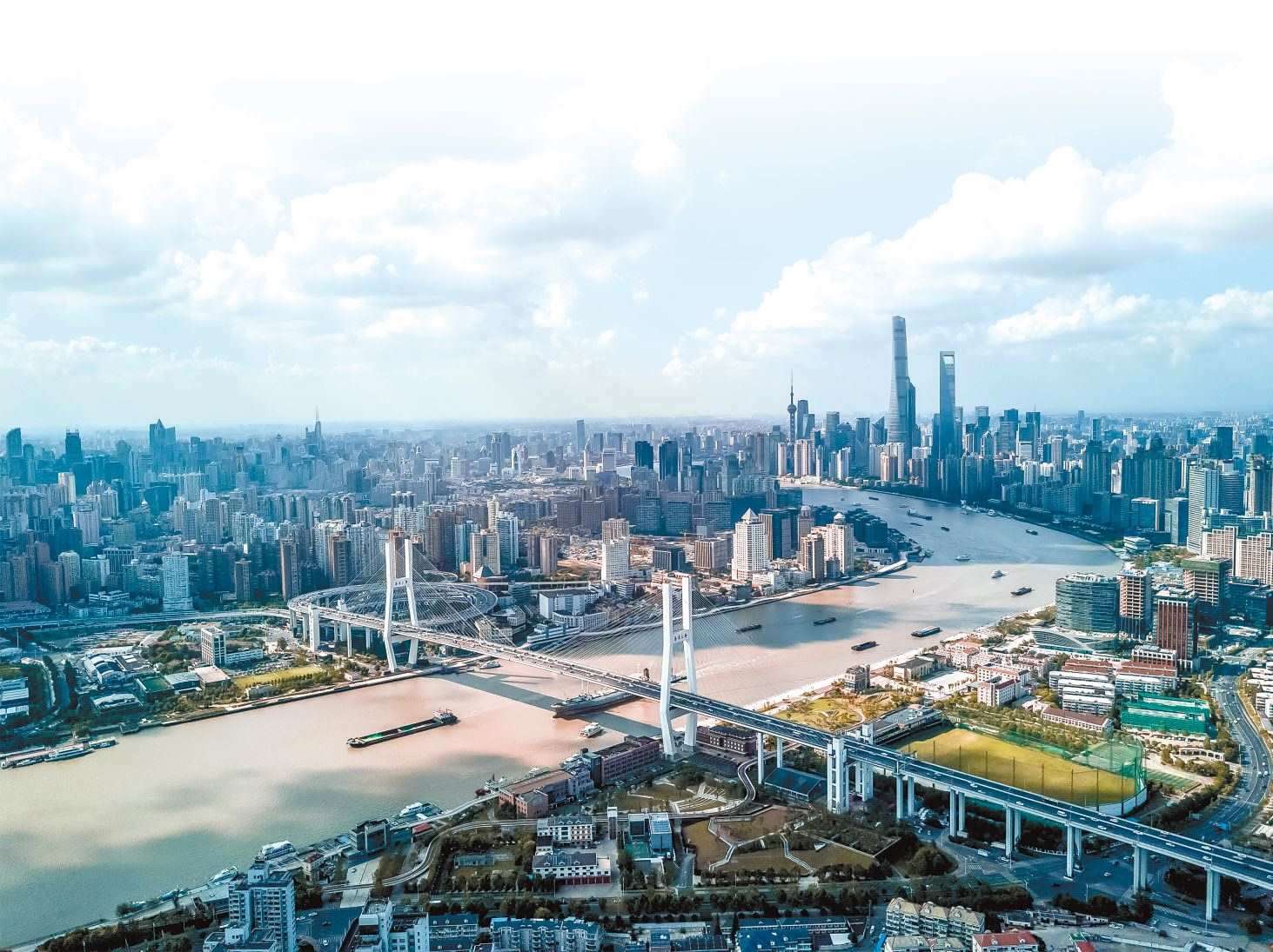  潮起東方 上海黃浦江兩岸高樓林立，風光無限。近年來，上海以開放創(chuàng)新之姿，謀劃推動高質量發(fā)展，奮力開創(chuàng)長三角一體化新局面。 德國籍導演、建筑師、攝影師 馬克·西格蒙德攝 “起初，我被東方古國的悠久歷史文化吸引來到中國。在上海生活的10多年間，我見證了這座城市的發(fā)展歷程，也感受到它兼具傳統(tǒng)與現(xiàn)代的獨特魅力?！? /></p> <p style=