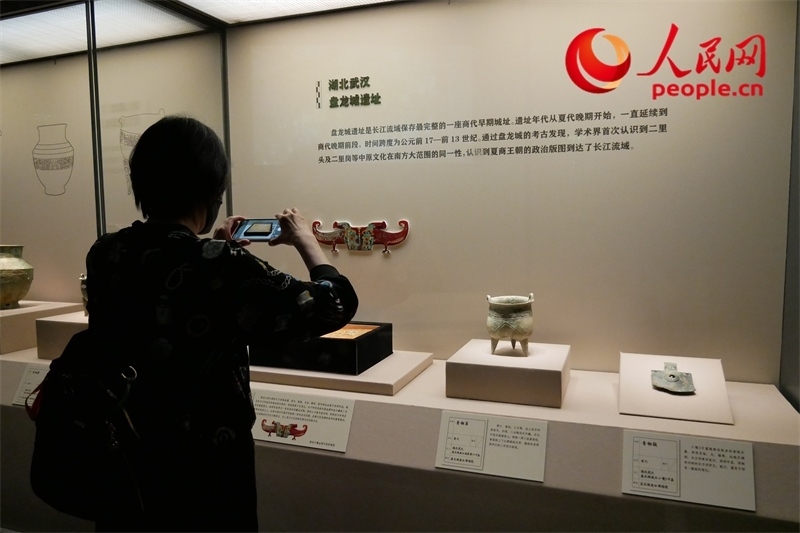 今年9月，觀眾正在參觀“鑒往知遠——新時代考古成果展”。人民網(wǎng)記者 韋衍行攝