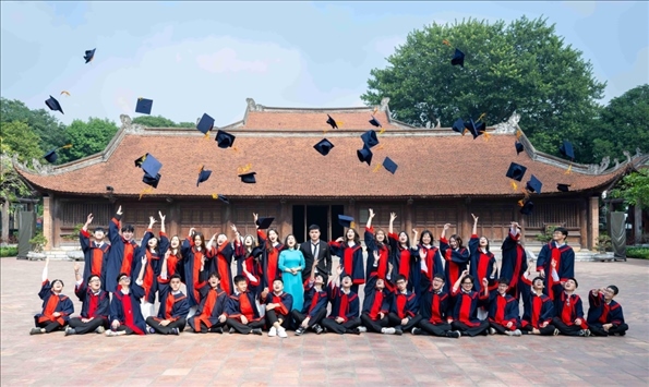 12月9日，越南首都河內(nèi)一所高中的學(xué)生在文廟內(nèi)合影留念。