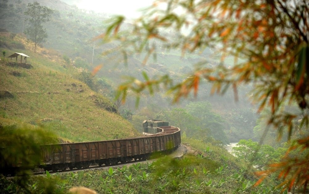 這是行駛在滇越鐵路云南省屏邊縣境內(nèi)的貨運(yùn)列車（2012年3月9日攝）。