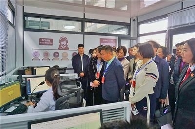  在昆明中院訴前調(diào)解工作室內(nèi)，代表們觀摩法官線上調(diào)解。