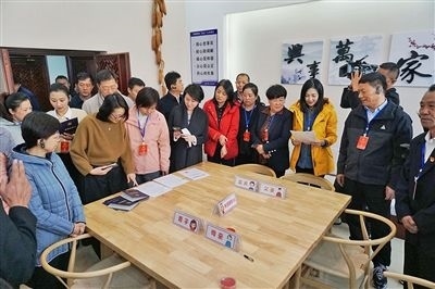  在劍川法院家事調(diào)解室內(nèi)，該院制作的《離婚證明書》引起了代表們的關(guān)注。
