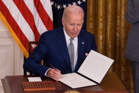 10月30日，美國(guó)總統(tǒng)拜登在華盛頓白宮簽署人工智能監(jiān)管行政令。新華社發(fā)（亞倫攝）