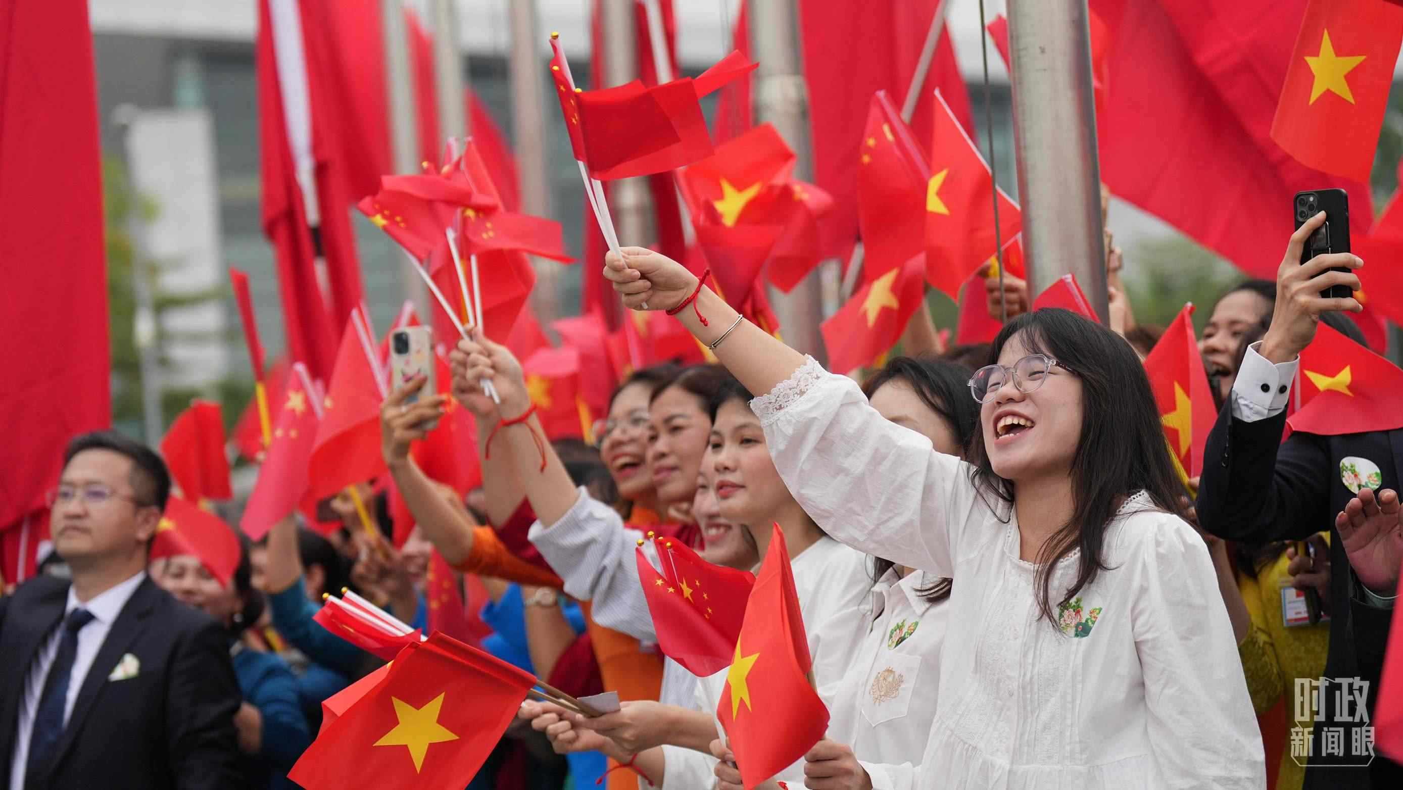 △人們揮舞兩國(guó)旗幟歡迎習(xí)近平訪越。（總臺(tái)國(guó)廣記者李晉拍攝）