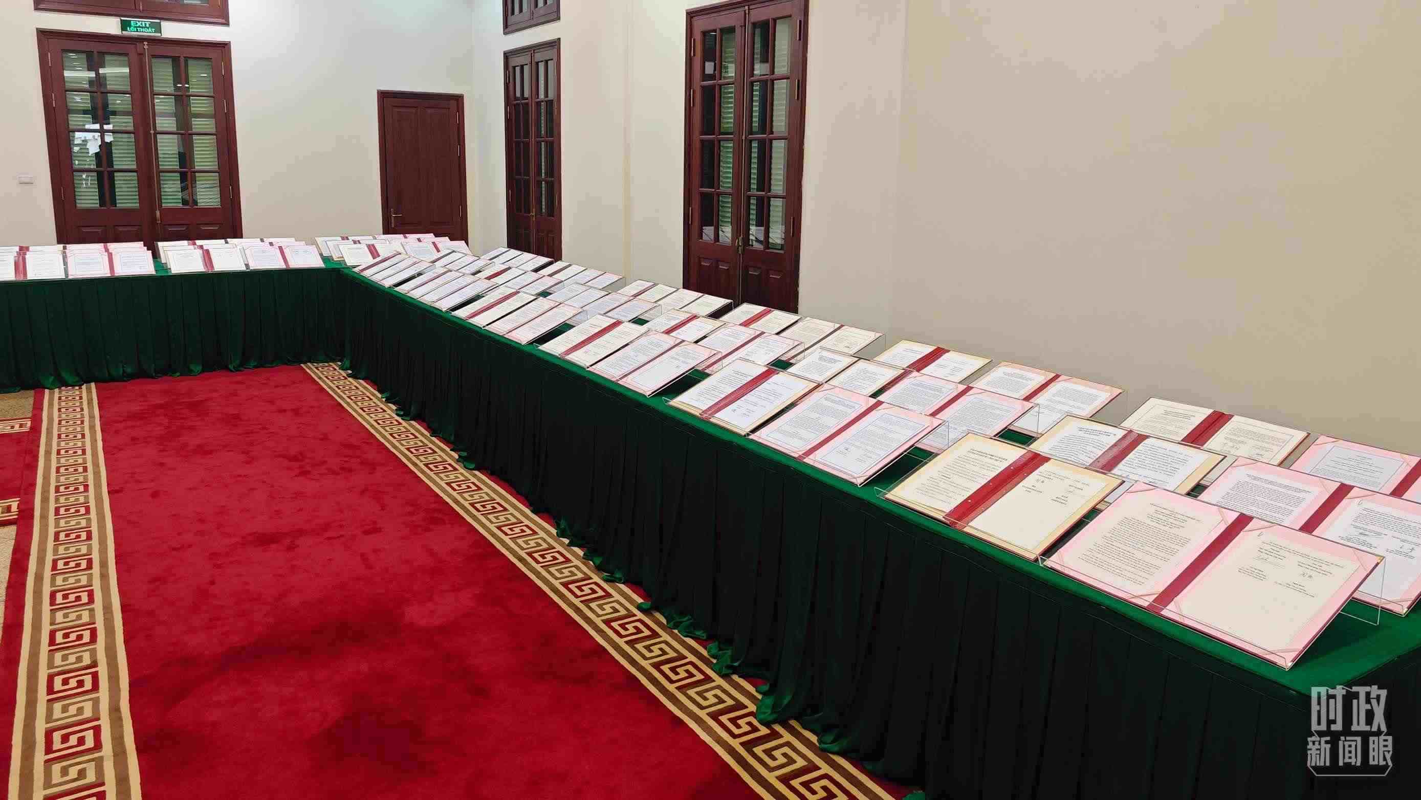 △會(huì)談后，兩黨總書(shū)記共同見(jiàn)證雙方簽署的雙邊合作文件展示，涵蓋共建“一帶一路”等30多個(gè)領(lǐng)域。（總臺(tái)央視記者耿小龍拍攝）