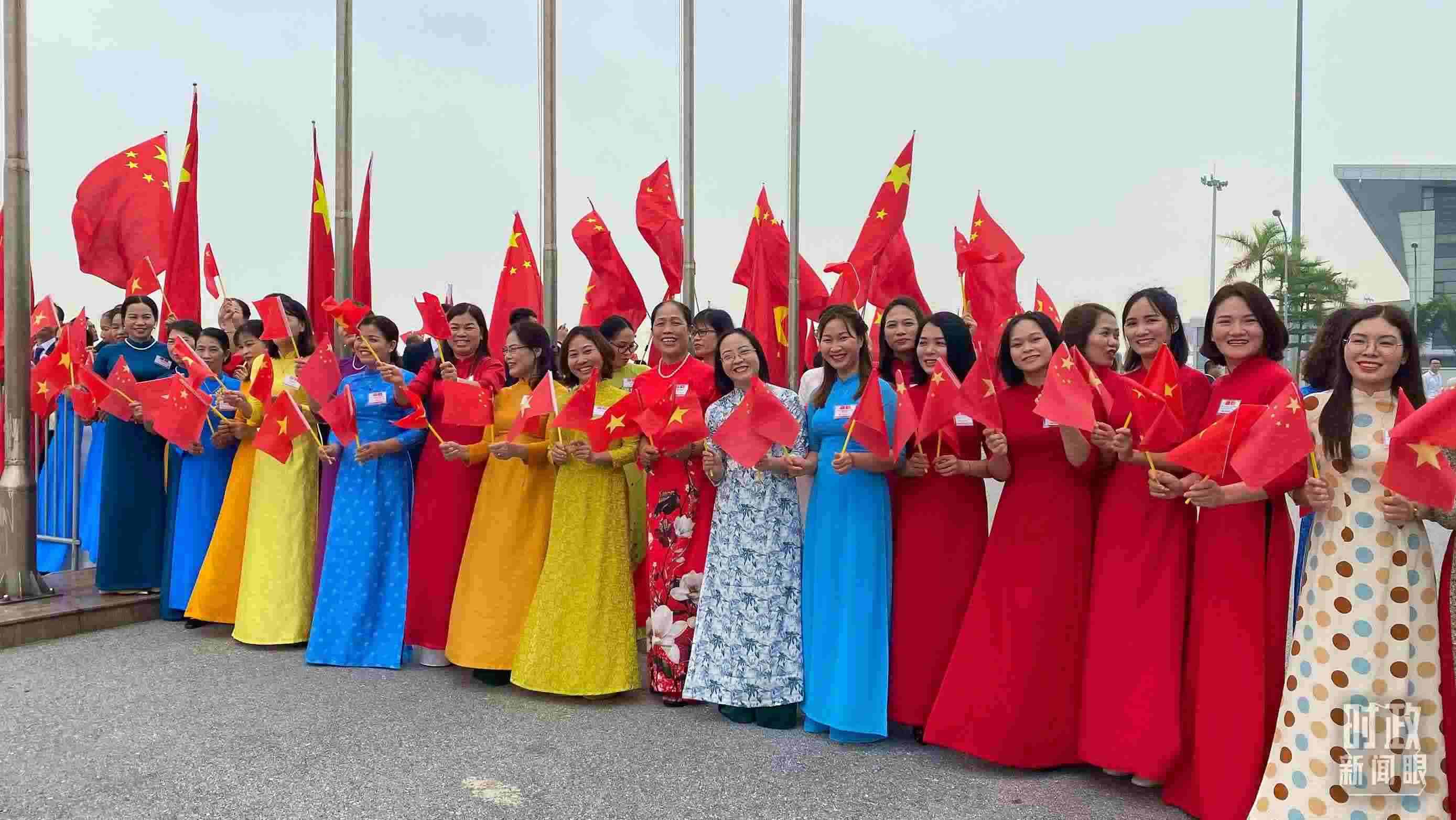 △專機(jī)抵達(dá)前，400多名中越各界代表手持兩黨兩國(guó)旗幟翹首以盼。（總臺(tái)央視記者李增仁拍攝）