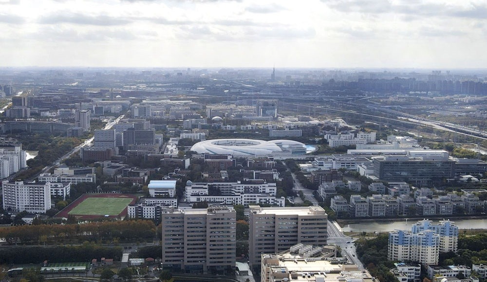 這是2023年11月25日在上海浦東新區(qū)張江科學城拍攝的形如鸚鵡螺的大科學裝置上海光源（中）（無人機照片）。新華社記者 方喆 攝