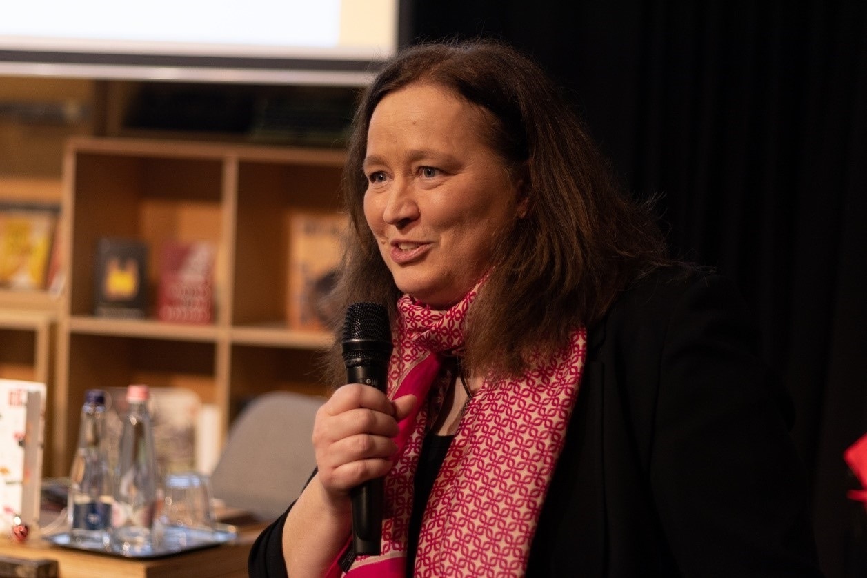 本書譯者宗博莉·克拉拉主持讀書分享會。摩爾多瓦尼·巴爾納巴斯攝