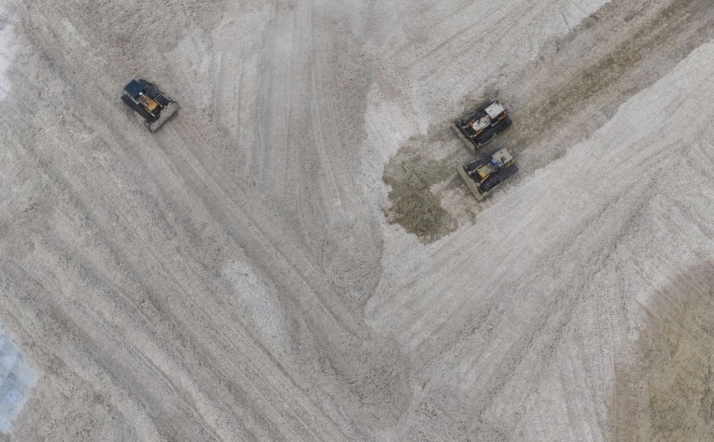 12月12日，在廣西湘桂華糖制糖集團來賓紙業(yè)有限責任公司，工作人員在整理蔗渣（無人機照片）。