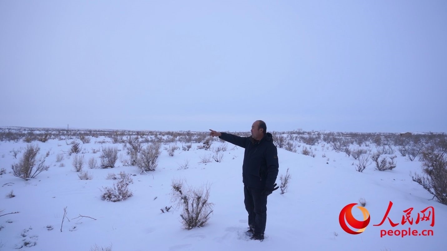 馬曉華向采訪團介紹林場情況。人民網(wǎng) 周靜圓攝