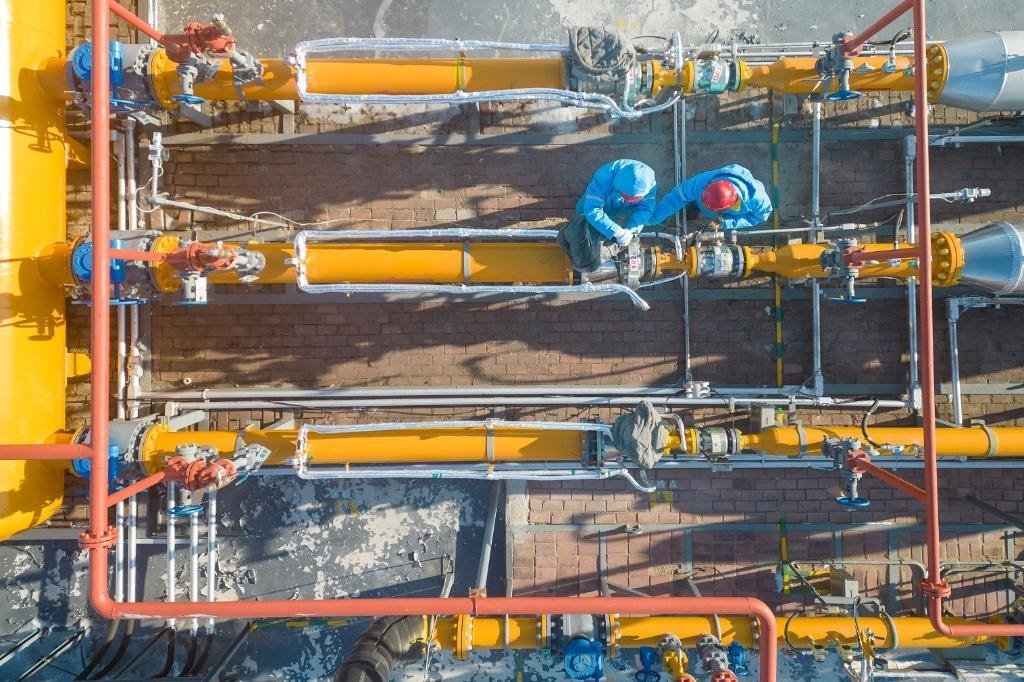 12月17日，黑龍江省哈爾濱市中慶燃?xì)庥邢挢?zé)任公司成高子門站的工作人員在進(jìn)行設(shè)備巡檢，保障燃?xì)夤?yīng)（無人機照片）。 新華社記者 張濤 攝