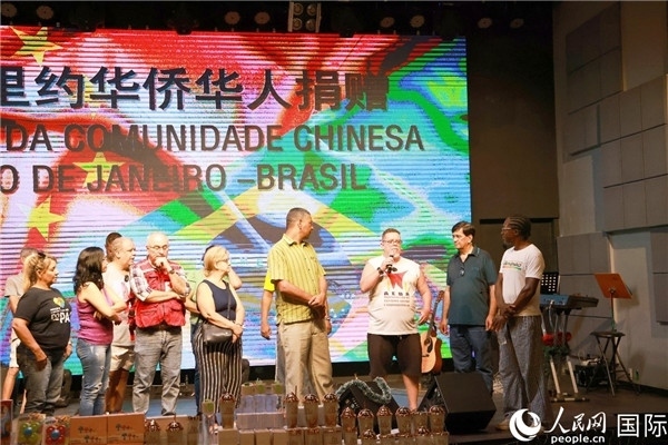 兒童殘障教育中心負(fù)責(zé)人胡里奧向捐贈方表示感謝。人民網(wǎng)記者 陳海琪攝