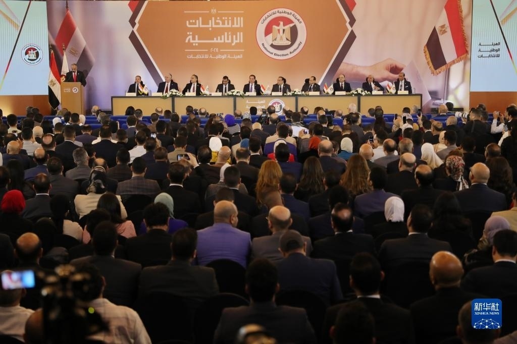 這是12月18日在埃及首都開(kāi)羅拍攝的埃及全國(guó)選舉委員會(huì)新聞發(fā)布會(huì)現(xiàn)場(chǎng)。新華社發(fā)（艾哈邁德·戈馬攝）