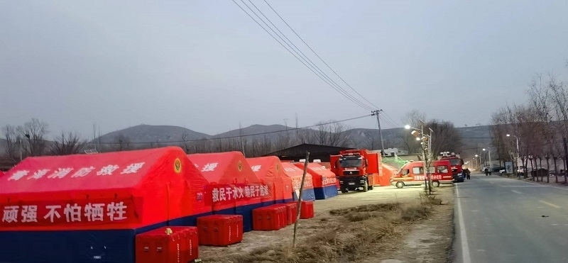 救災(zāi)隊員現(xiàn)場扎起了帳篷。王梅攝。