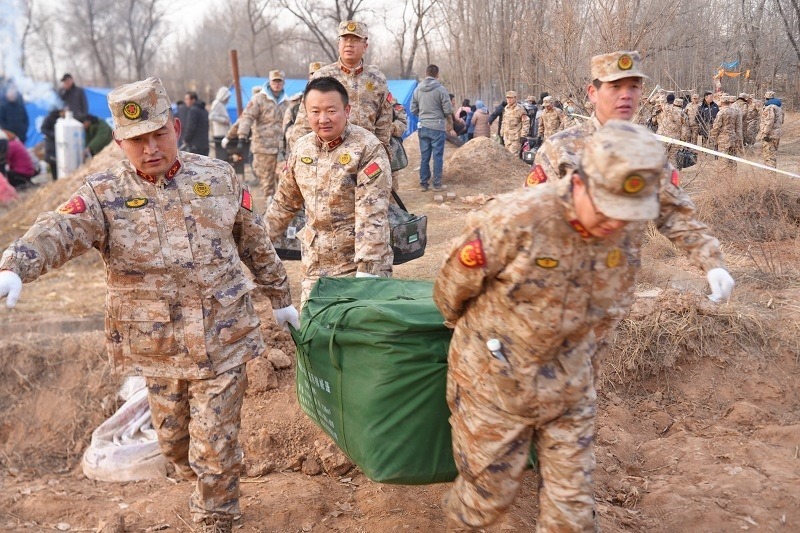 救援人員正在現(xiàn)場緊急搬運物資。賀勇攝。