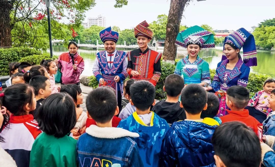 2023年4月25日，廣西桂林，“網(wǎng)絡(luò)法治宣傳一條街”在榕湖景區(qū)古南門“開街”，身穿民族服裝的工作人員演唱山歌向青少年普及網(wǎng)絡(luò)法治知識(shí)。