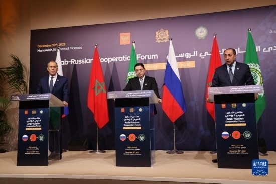 12月20日，在摩洛哥南部城市馬拉喀什舉行的第六屆阿拉伯-俄羅斯合作論壇主議程結(jié)束后，俄羅斯外交部長拉夫羅夫、摩洛哥外交大臣布里達(dá)、阿拉伯國家聯(lián)盟（阿盟）副秘書長胡薩姆·扎基（從左至右）出席記者會。新華社記者霍晶攝