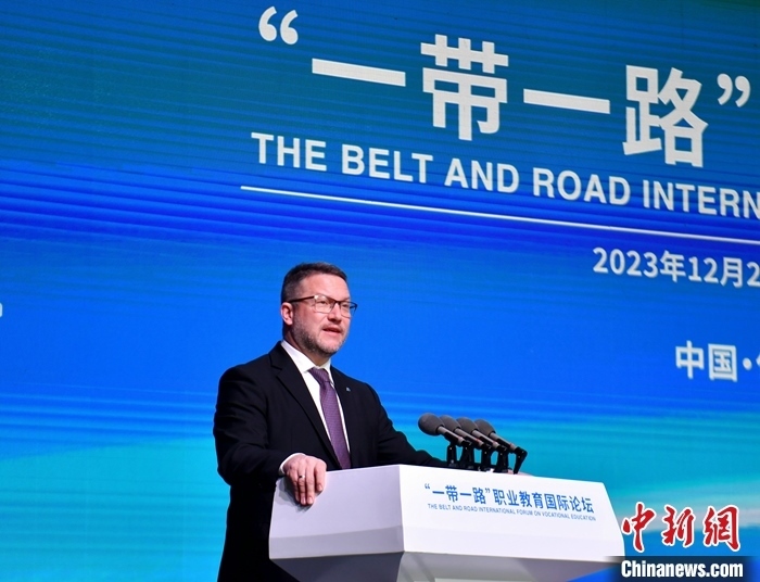 圖為活動(dòng)現(xiàn)場(chǎng)歐洲議會(huì)交通旅游委員會(huì)副主席烏伊海依·伊什特萬(wàn)致辭。 中新社記者 韓冰 攝