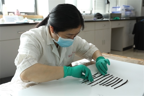 考古工作者正給竹簡排序。國家文物局供圖