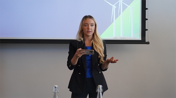 南非駐亞洲和金磚國家無任所大使蘇克拉爾代表吉娜·布朗發(fā)言。 人民網(wǎng) 張茜攝