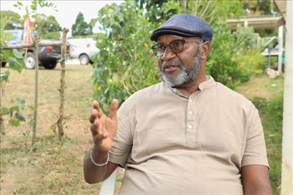 2023年12月18日，瓦努阿圖共和國總理夏洛特·薩爾維在瓦努阿圖公路項目二期馬勒庫拉段的移交儀式現(xiàn)場接受人民網(wǎng)采訪。人民網(wǎng) 賀吉攝