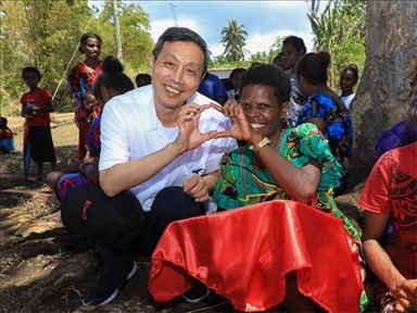 2023年12月18日，中國駐瓦努阿圖大使李名剛和前來觀看瓦努阿圖公路項目二期馬勒庫拉段移交儀式的當?shù)鼐用窈嫌啊Ｈ嗣窬W(wǎng) 賀吉攝