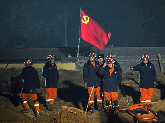 2023年12月21日，救援隊員在青海省海東市民和回族土族自治縣中川鄉(xiāng)金田村現(xiàn)場救援。新華社記者 張龍 攝