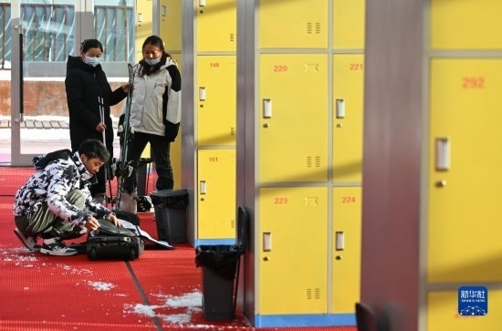 12月21日，游客在滑雪服務(wù)大廳整理滑雪裝備。