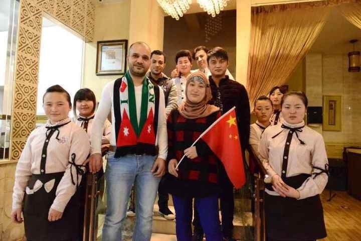 穆罕奈德夫婦與餐廳員工合影。共享聯(lián)盟·義烏 呂斌 攝