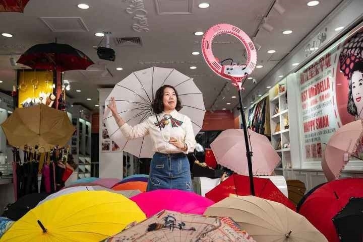 在義烏打拼了27年的商戶張吉英，正通過直播銷售雨傘。義烏市委宣傳部供圖