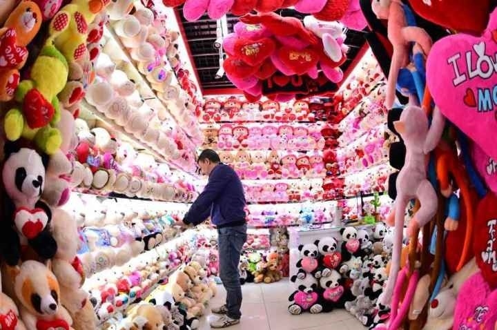 商戶在店鋪內(nèi)整理毛絨玩具。共享聯(lián)盟·義烏 呂斌 攝