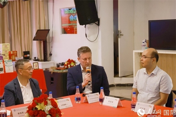 巴西中國友好協(xié)會主席恩里克·諾布雷加（中）在座談會中發(fā)言。人民網(wǎng)記者 陳海琪攝