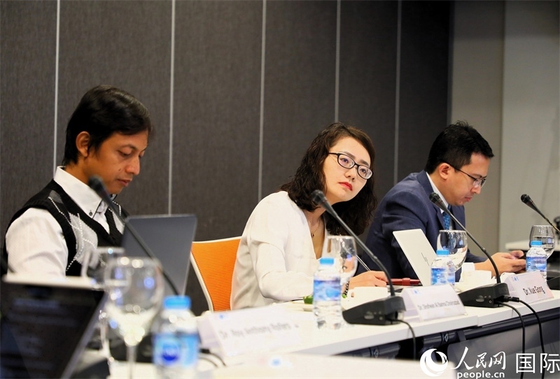 學(xué)者們專注聆聽會議內(nèi)容。人民網(wǎng)記者 白元琪攝