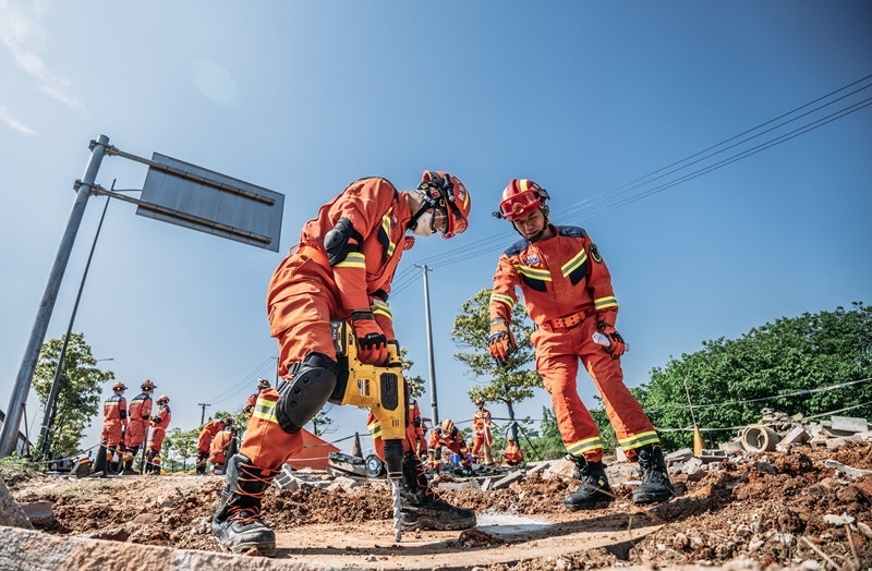 周彩琪和隊友在救援現(xiàn)場。受訪者供圖