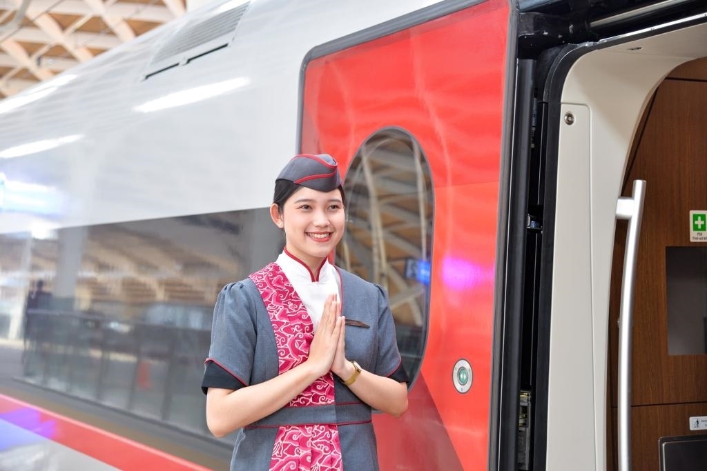 12月12日，乘務(wù)人員在印度尼西亞雅加達(dá)的哈利姆車(chē)站站臺(tái)歡迎乘坐雅萬(wàn)高鐵的乘客。新華社記者徐欽攝