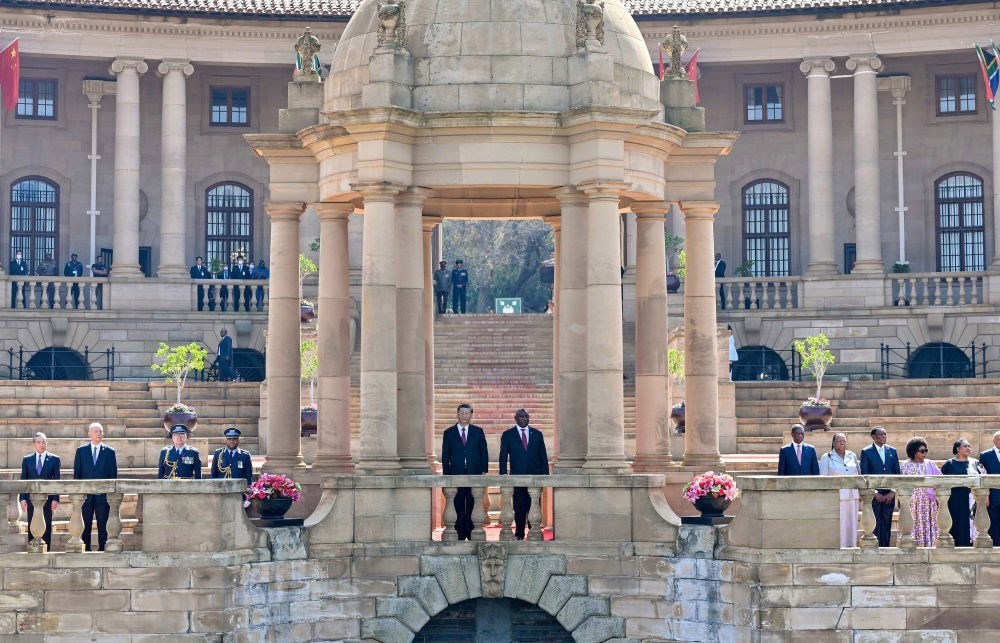 當?shù)貢r間8月22日上午，正在南非進行國事訪問的國家主席習近平在比勒陀利亞總統(tǒng)府同南非總統(tǒng)拉馬福薩會談。會談前，拉馬福薩在總統(tǒng)府廣場為習近平舉行歡迎儀式。新華社記者 殷博古 攝