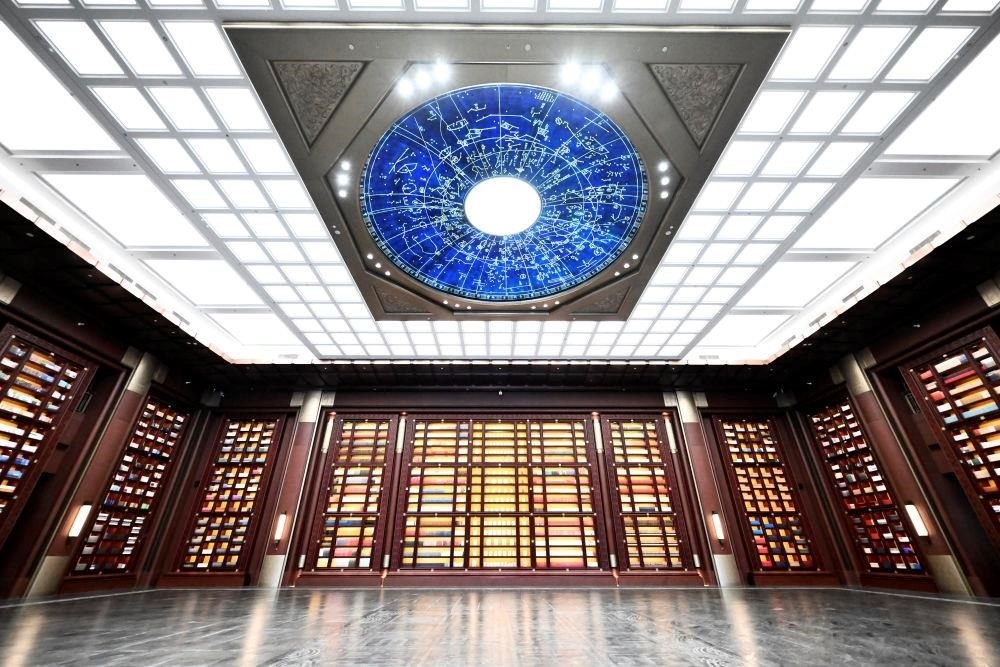 △中國(guó)國(guó)家版本館中央總館“文瀚閣”內(nèi)景。星空穹頂上是一幅宋代石刻天文圖，傳遞著“文瀚閣”的寓意：中華文明如星空般浩瀚璀璨。
