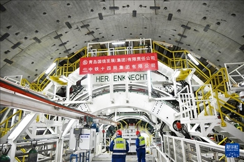 12月30日，中鐵十四局技術(shù)人員在盾構(gòu)掘進(jìn)開始前檢查“海天號”盾構(gòu)機(jī)。新華社記者 李紫恒 攝