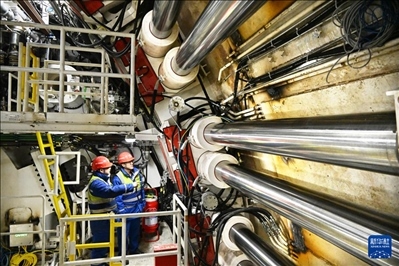 12月30日，中鐵十四局技術(shù)人員在盾構(gòu)掘進(jìn)開始前檢查“海天號”盾構(gòu)機(jī)。新華社記者 李紫恒 攝