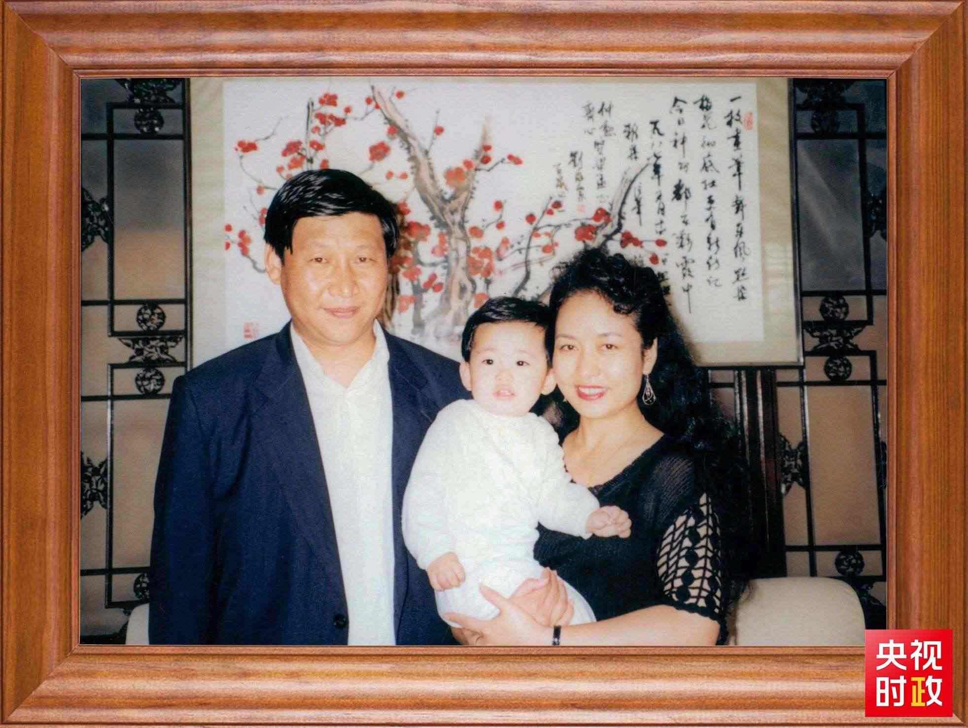 △這是習(xí)近平一家三口的合影。這張照片第一次出現(xiàn)在他的書架上。