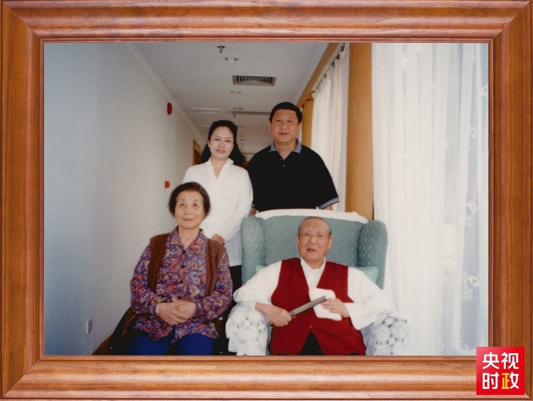 △這是習(xí)近平夫婦同父親習(xí)仲勛、母親齊心的合影。這張照片第一次出現(xiàn)在他的書架上。