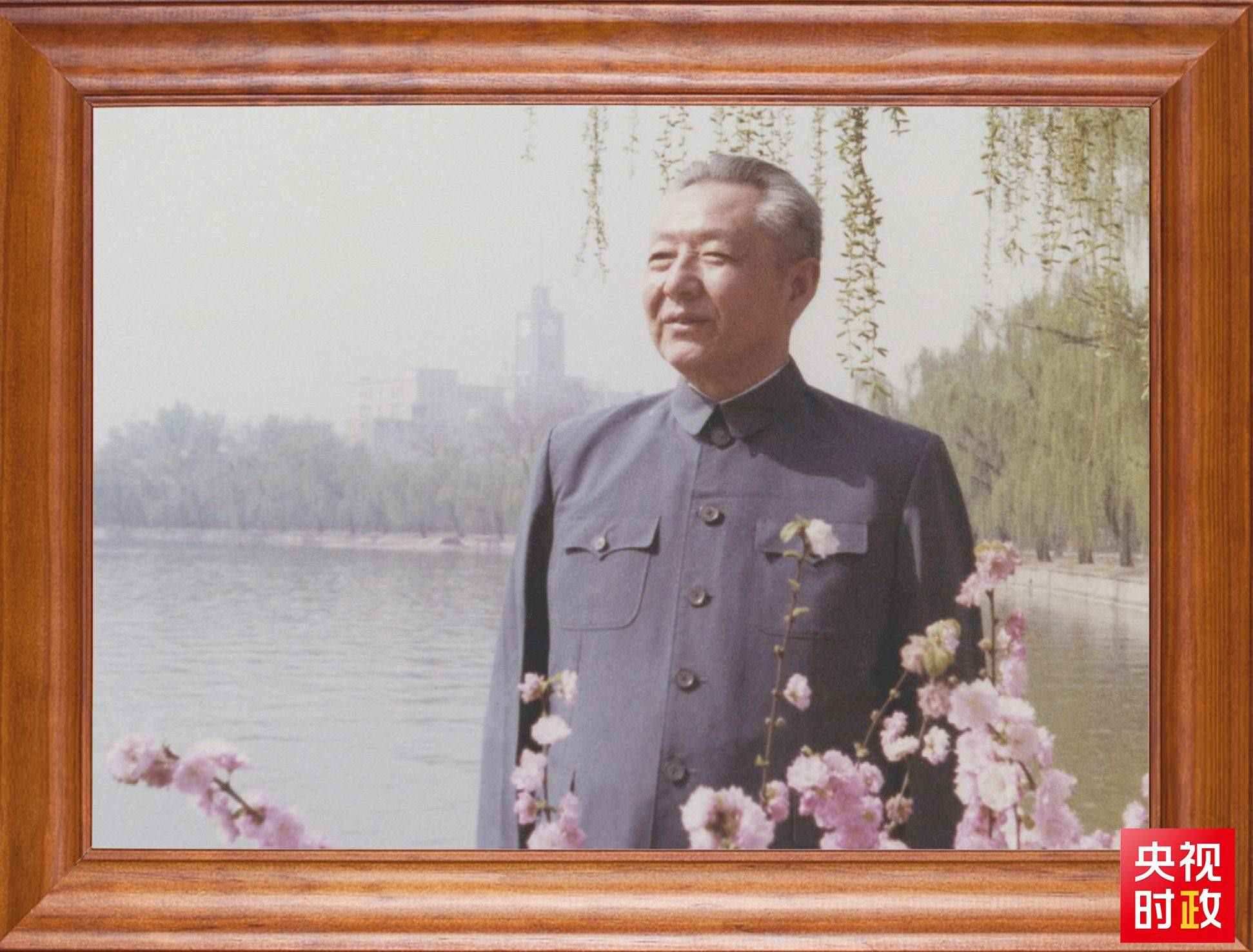 △這是習(xí)近平父親習(xí)仲勛同志的照片。2023年10月15日，是習(xí)仲勛同志誕辰110周年紀(jì)念日。這張照片第一次出現(xiàn)在他的書架上。