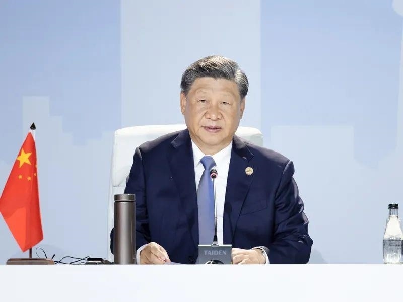 當(dāng)?shù)貢r間8月24日，習(xí)近平主席在南非約翰內(nèi)斯堡出席金磚國家領(lǐng)導(dǎo)人第十五次會晤特別記者會。