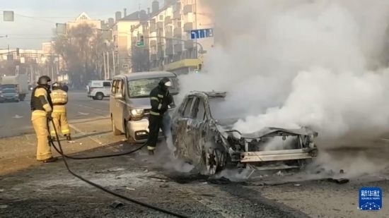 這張俄羅斯緊急情況部12月30日發(fā)布的視頻截圖顯示，在俄羅斯別爾哥羅德市，工作人員在現(xiàn)場救援。新華社發(fā)